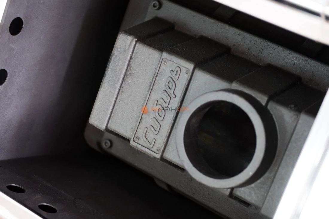 Чугунная банная печь "Сибирь-24" конвекционная с чугунной топочной дверцей